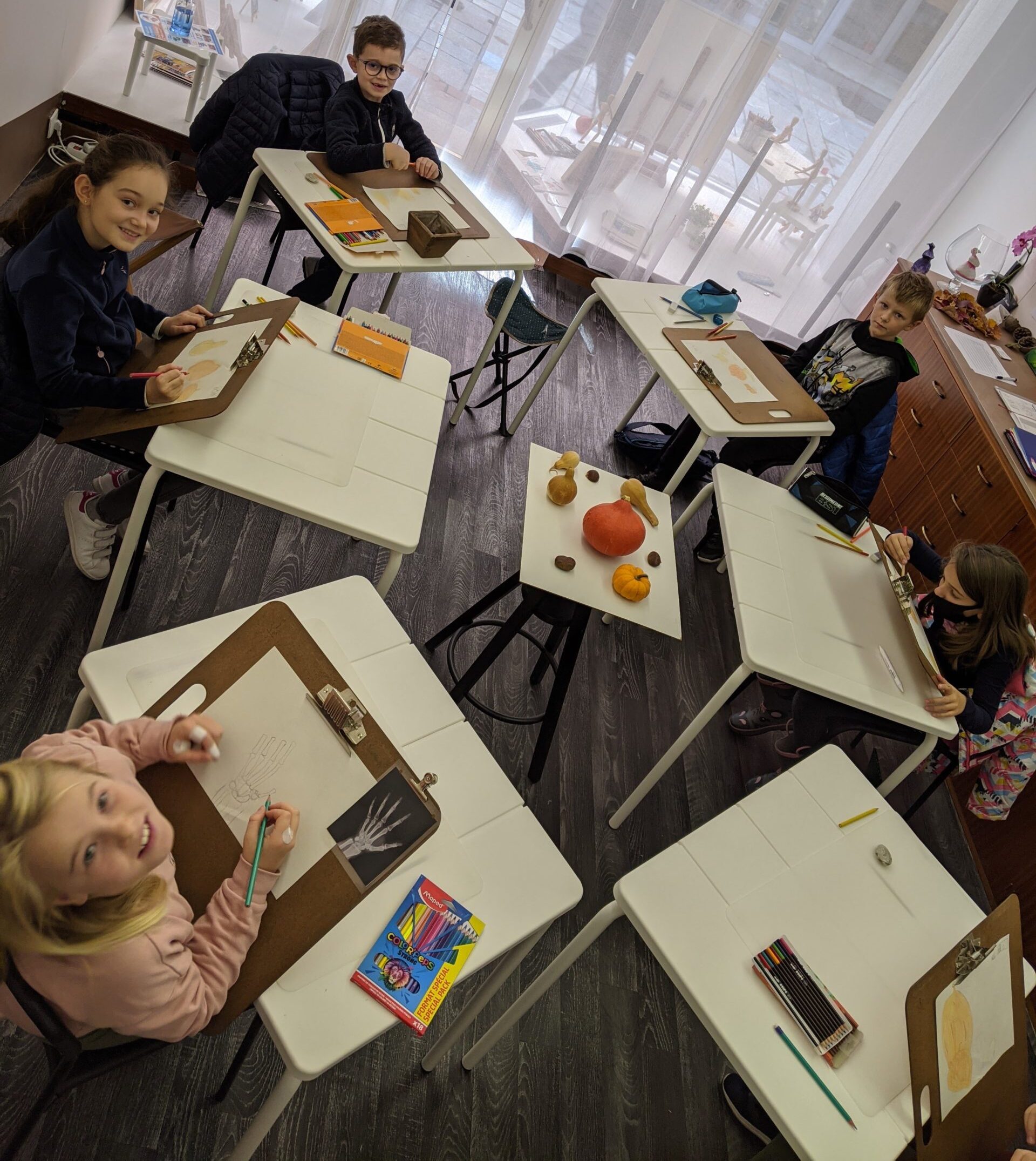 enfant en cours de dessin à l’atelier Mucyol