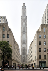Un architecte américain qui a construit des bâtiments emblématiques à New York, comme le Daily News Building et le Radio City Music Hall.