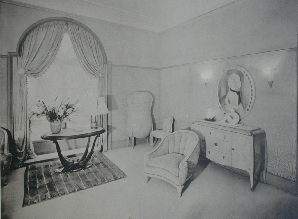 L'Art Déco, avec ses formes géométriques et arrondies, ses matériaux luxueux et ses influences culturelles, continue de nous inspirer aujourd'hui.