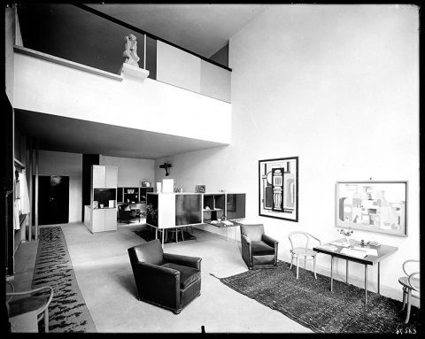 Le Corbusier a présenté sa vision de la maison moderne, avec des espaces modulables et un design épuré.