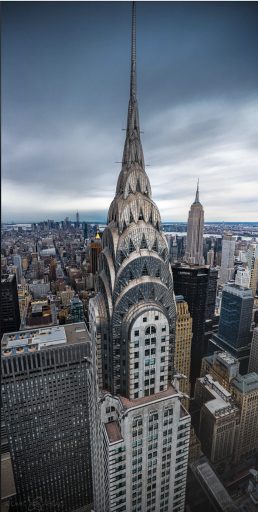 Des villes comme New York, avec des bâtiments tels que le Chrysler Building, ont adopté le style des Arts décoratifs avec ses formes geometriques et symétriques