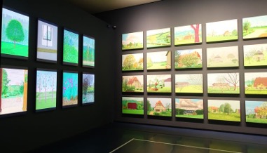Avec The Four Seasons, Woldgate Woods, David Hockney filme le même paysage à travers les saisons. Ce rituel visuel montre que la créativité naît souvent de la constance : revenir au même endroit, encore et encore, permet de voir autrement.