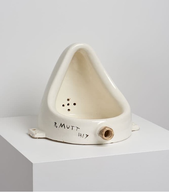 Urinoir en porcelaine présenté horizontalement comme œuvre d’art par Marcel Duchamp en 1917, signé « R. Mutt », symbole du mouvement conceptuel et du readymade.