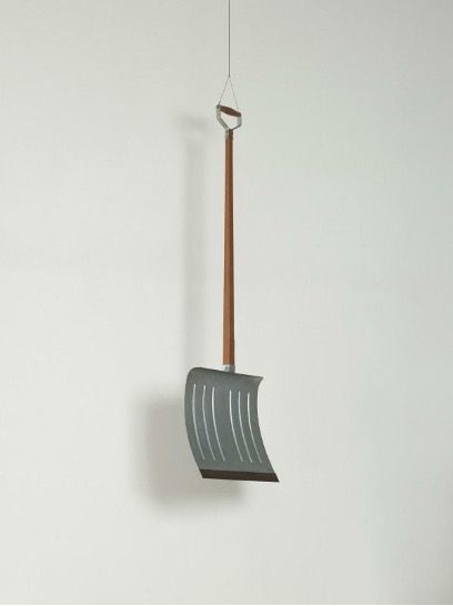 Pelle à neige suspendue présentée comme readymade par Marcel Duchamp en 1915, œuvre conceptuelle intitulée In Advance of the Broken Arm.