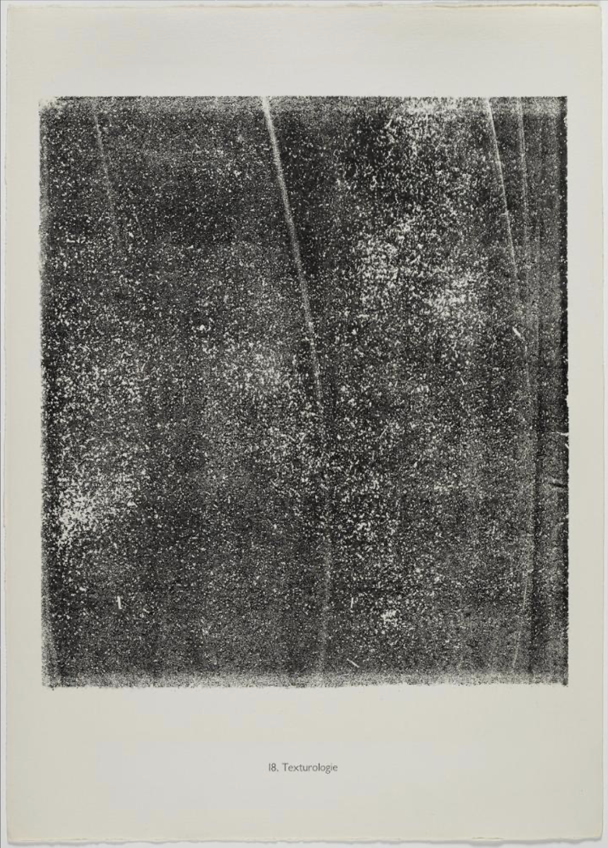 Peinture abstraite composée de motifs répétitifs et de textures denses. La surface semble presque granuleuse et évoque un paysage vu de très près, où la matière devient le sujet principal.