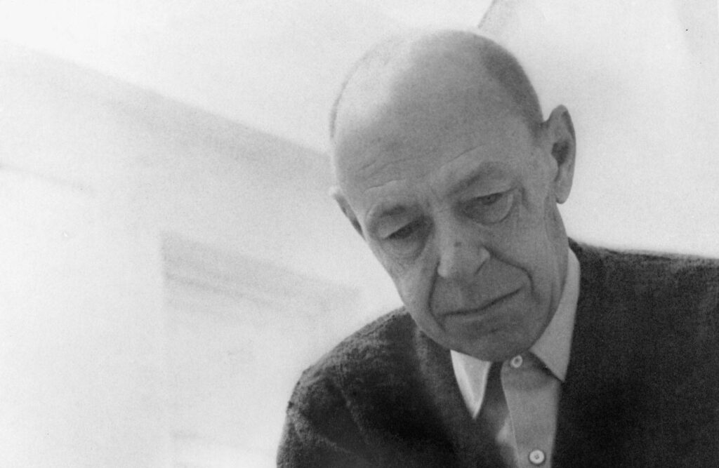 Jean dubuffet le regard penché en avant sur sa peinture avec un autre regard sur l'art