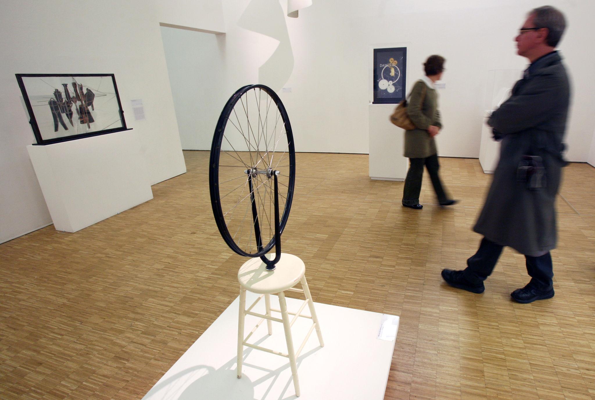 Avec les readymades, Duchamp change profondément la définition de l’art. L’idée prend le pas sur le geste.