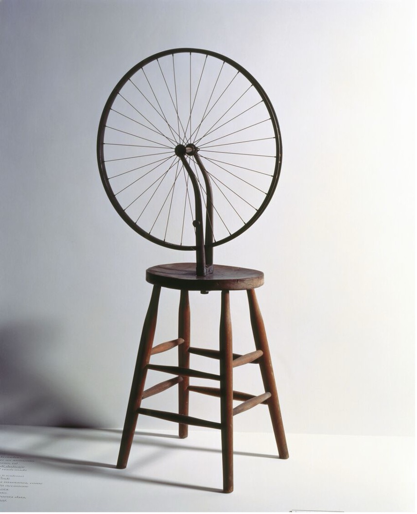 Roue de bicyclette montée à l’envers sur un tabouret en bois par Marcel Duchamp en 1913, readymade explorant le mouvement et le détournement d’objet.