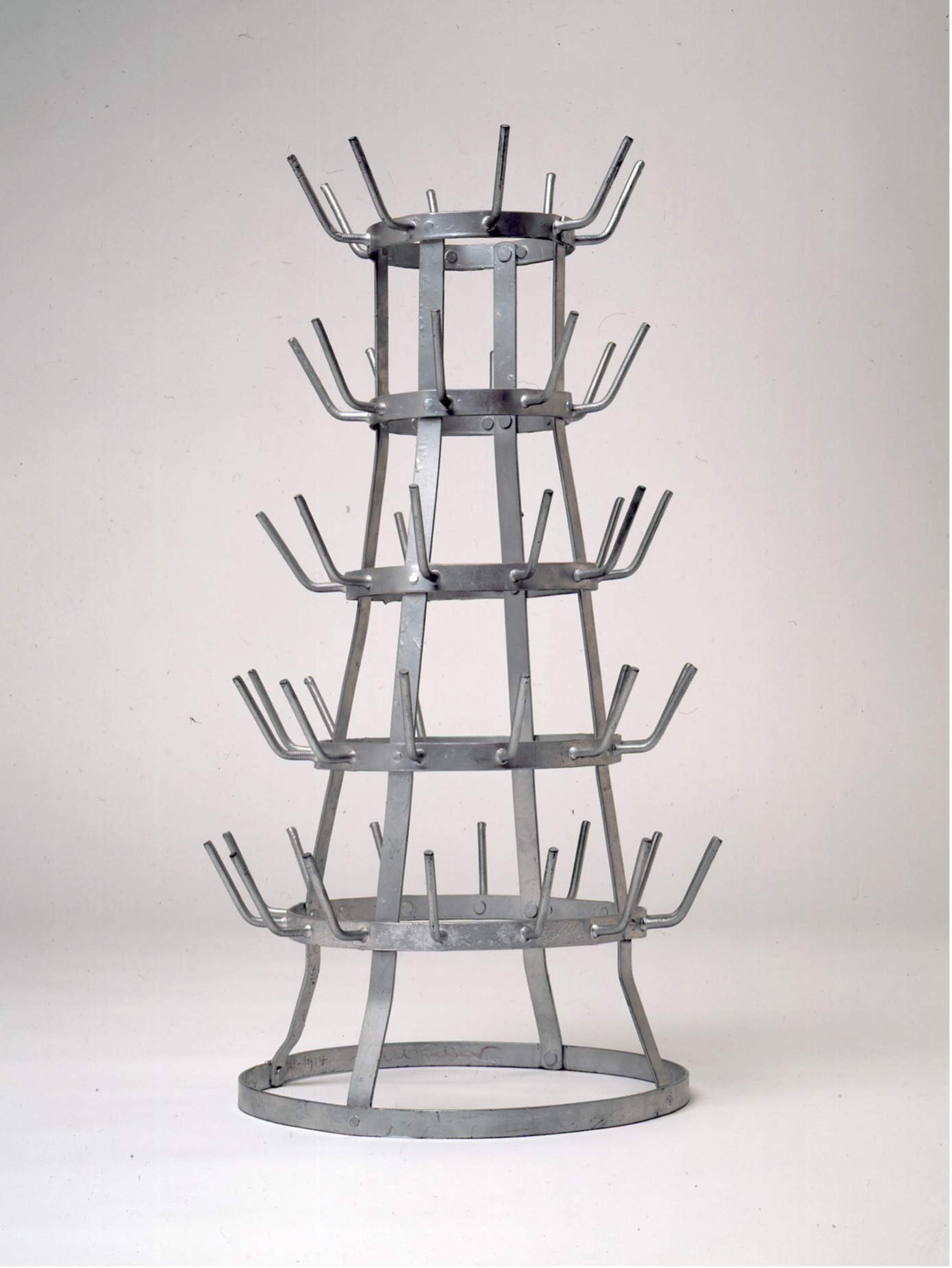 Égouttoir métallique pour bouteilles présenté comme œuvre d’art par Marcel Duchamp en 1914, readymade emblématique du mouvement conceptuel.